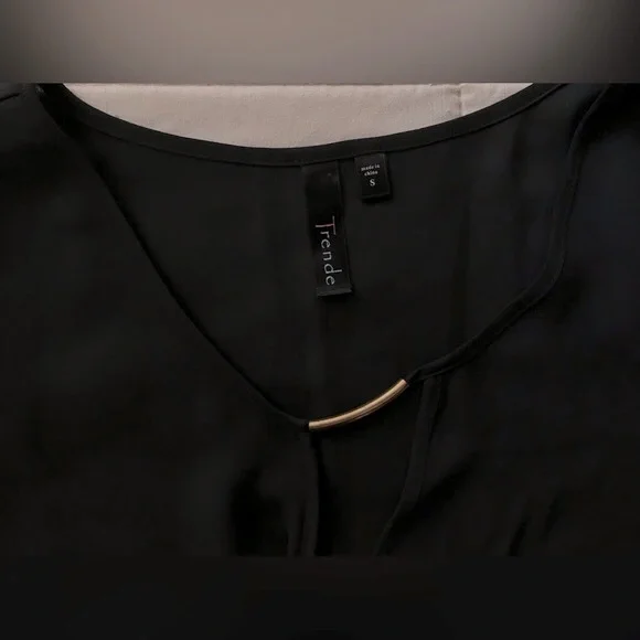 NWOT Trende Black Open Sleeve with Gold Chest Detail Classy Blouse - S - Picture 4 of 8
